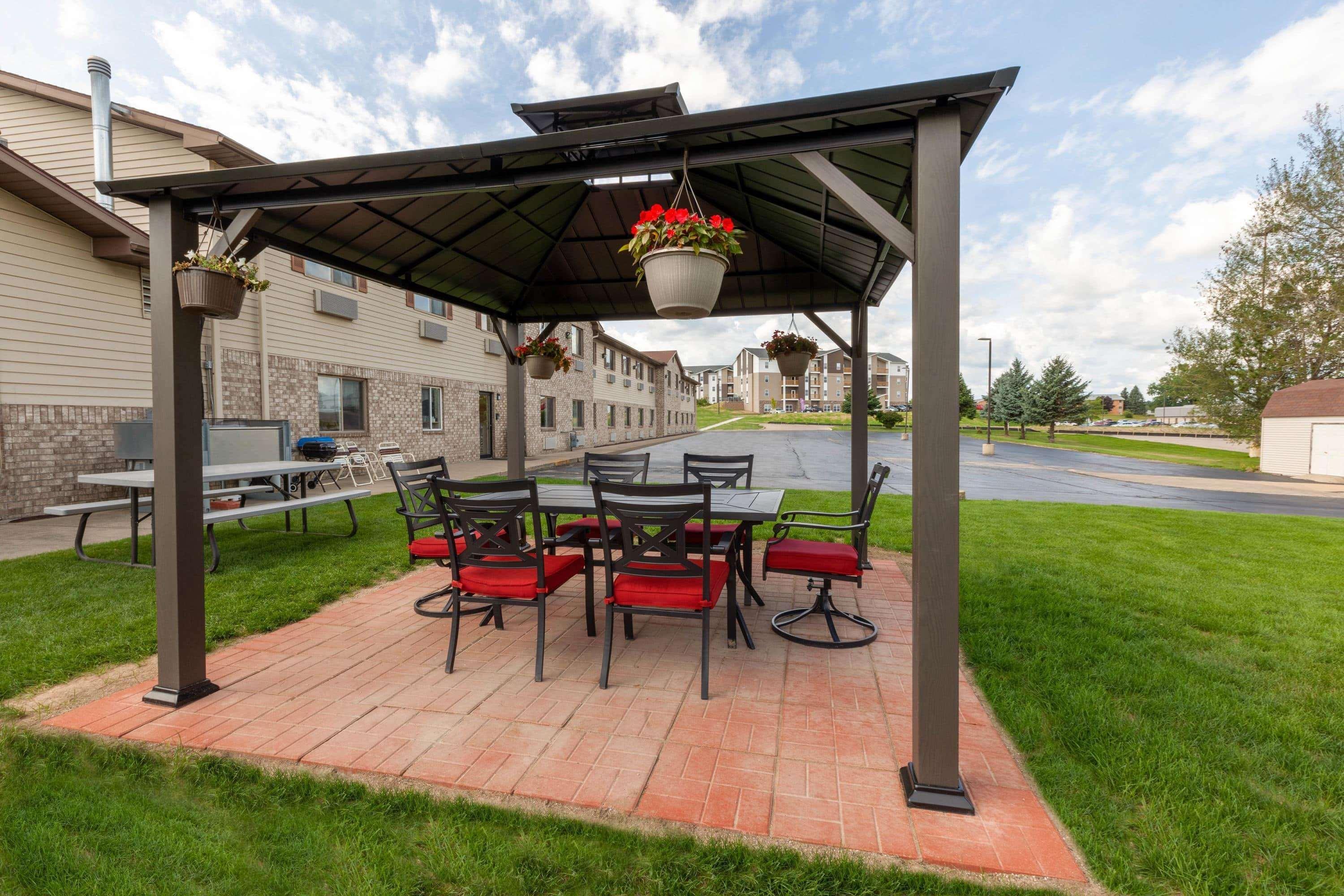 Super 8 By Wyndham Big Rapids Exterior foto