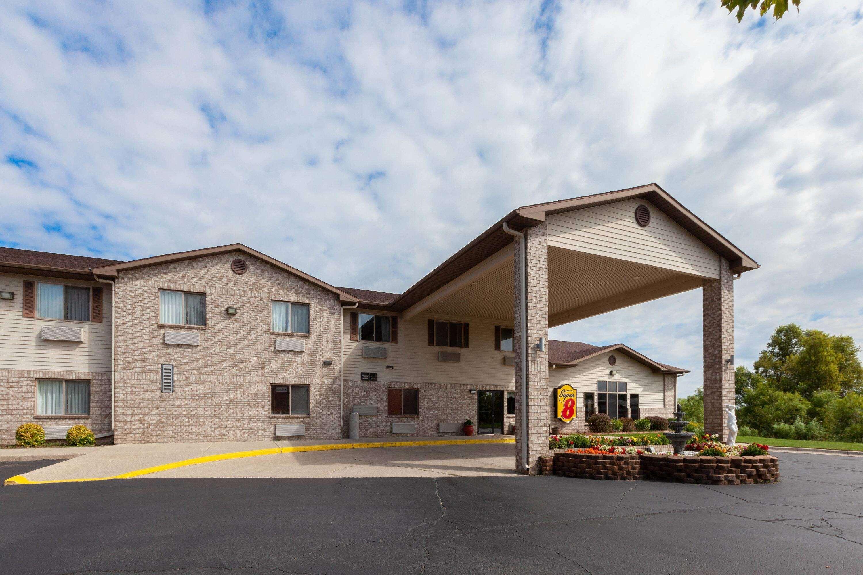 Super 8 By Wyndham Big Rapids Exterior foto