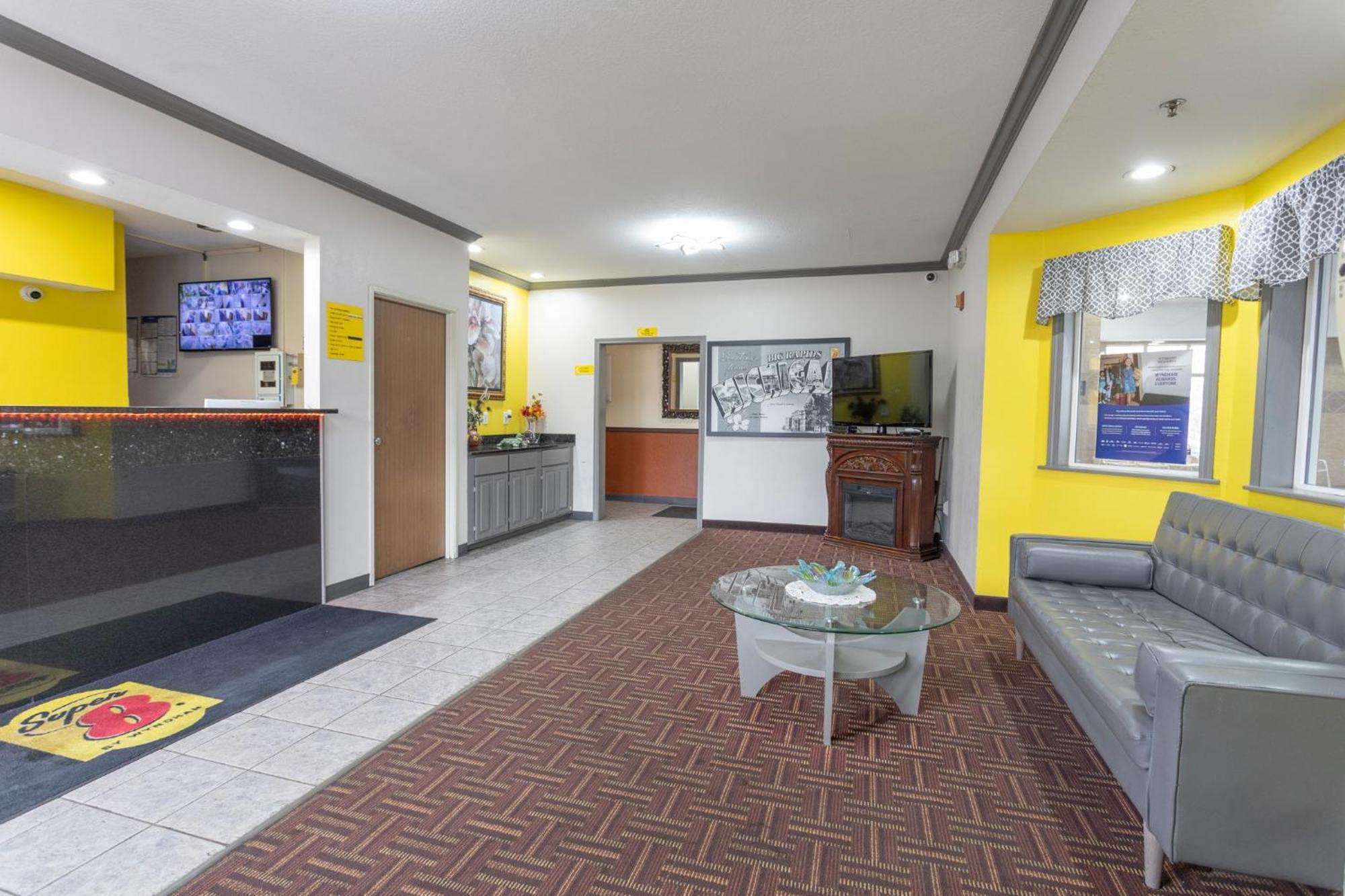 Super 8 By Wyndham Big Rapids Exterior foto