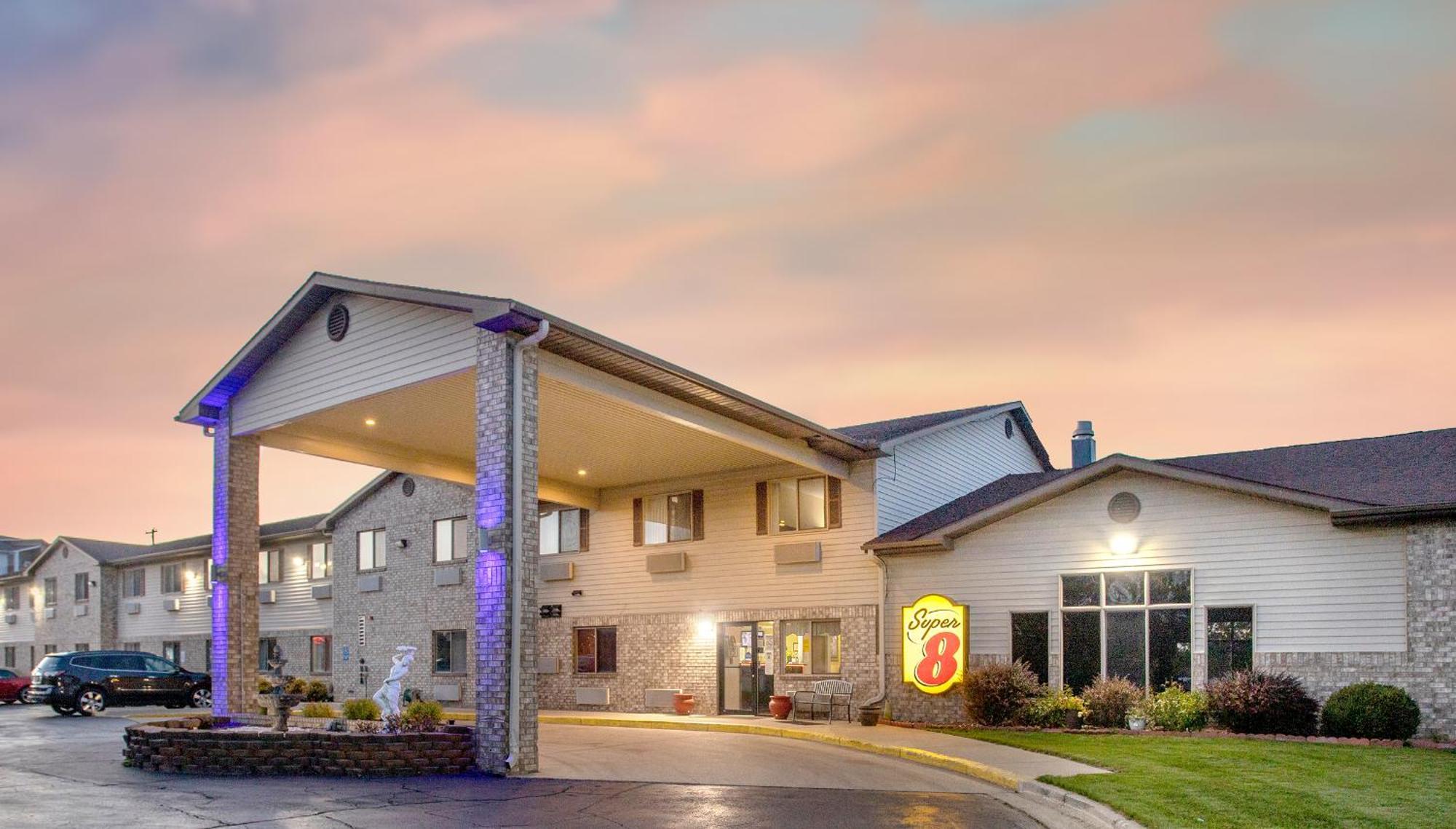 Super 8 By Wyndham Big Rapids Exterior foto