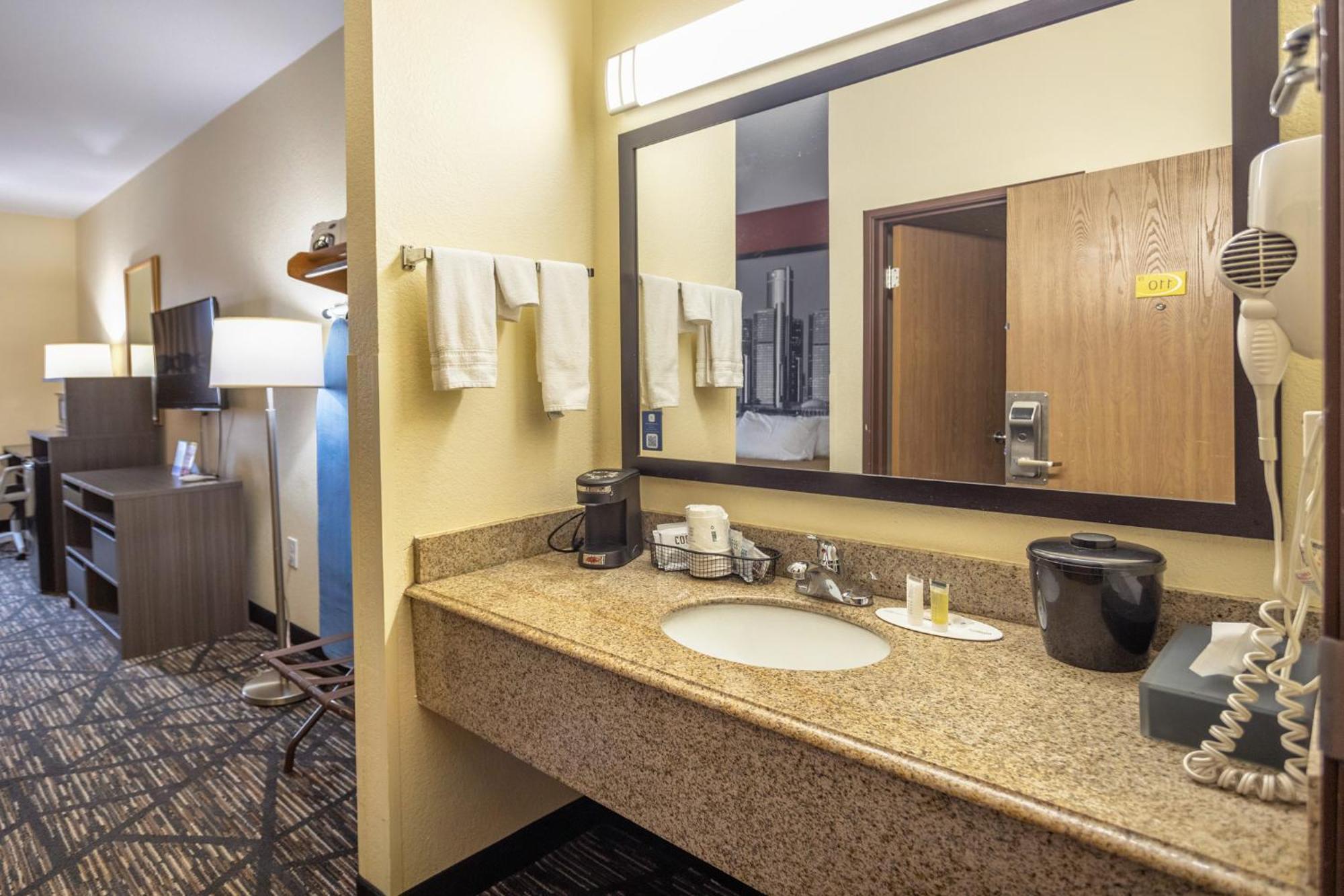 Super 8 By Wyndham Big Rapids Exterior foto