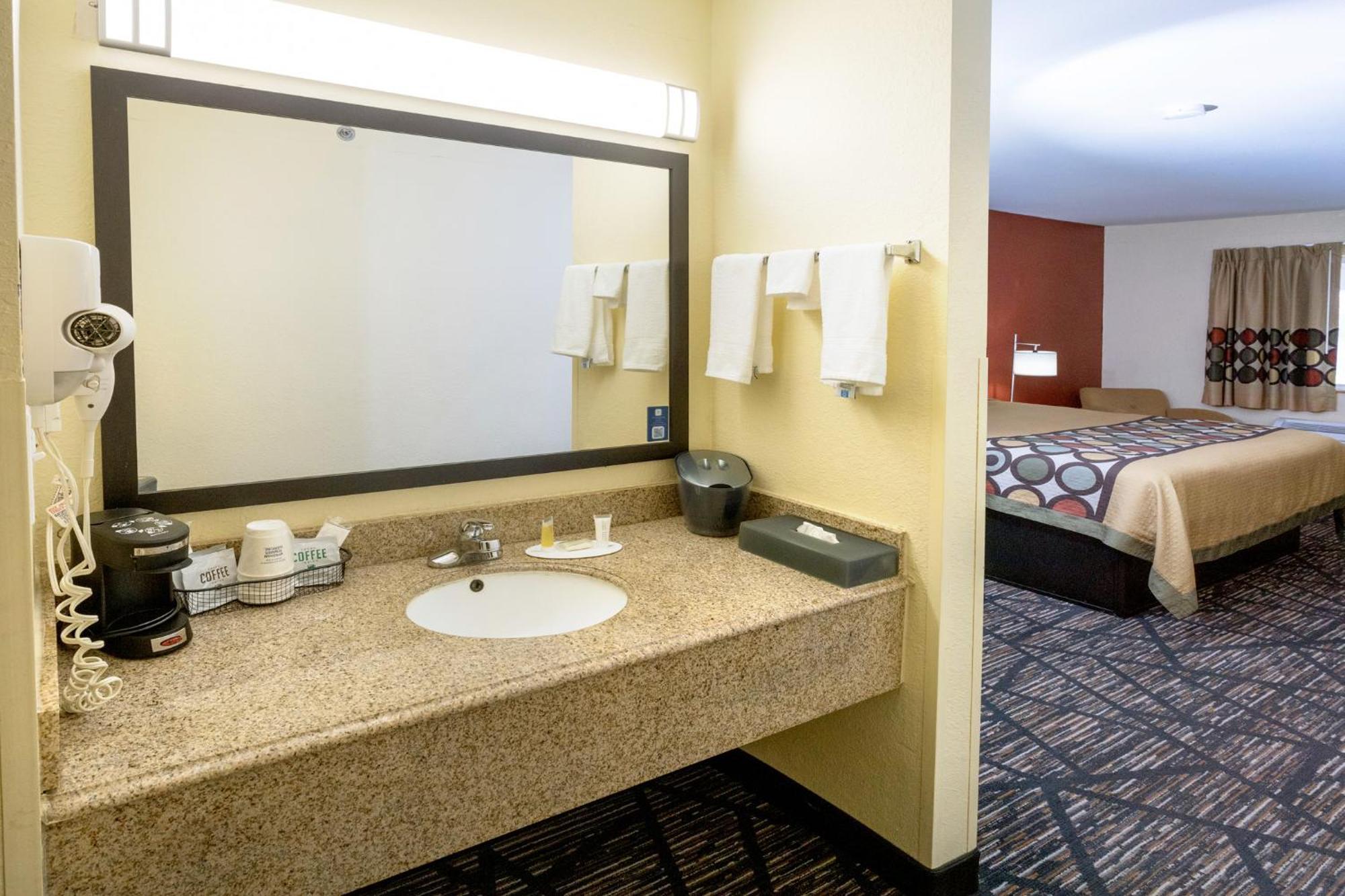 Super 8 By Wyndham Big Rapids Exterior foto