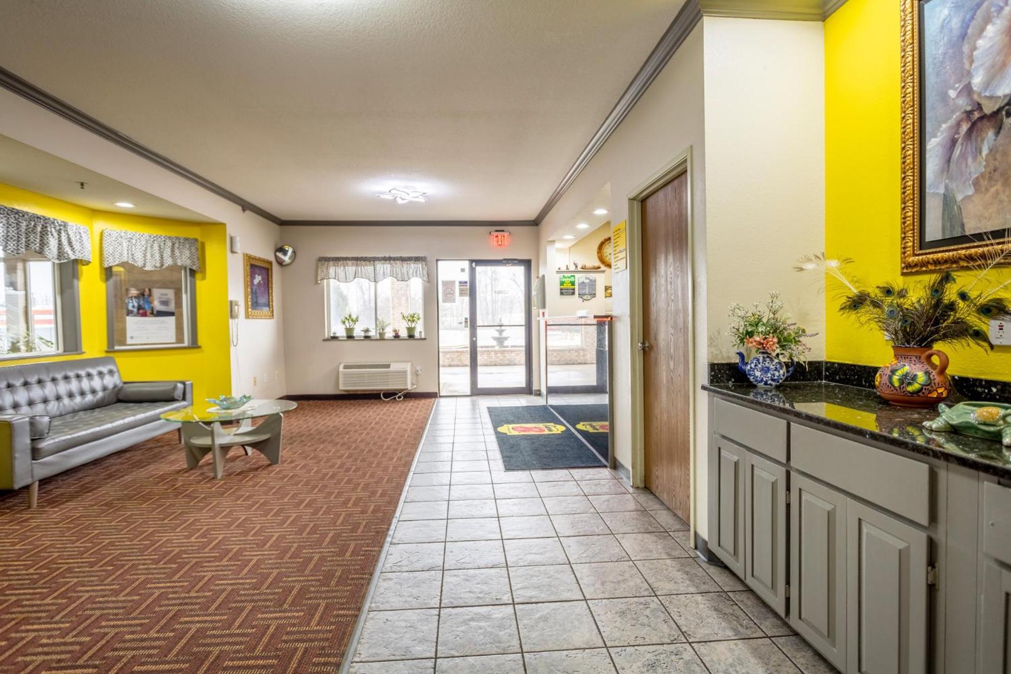 Super 8 By Wyndham Big Rapids Exterior foto