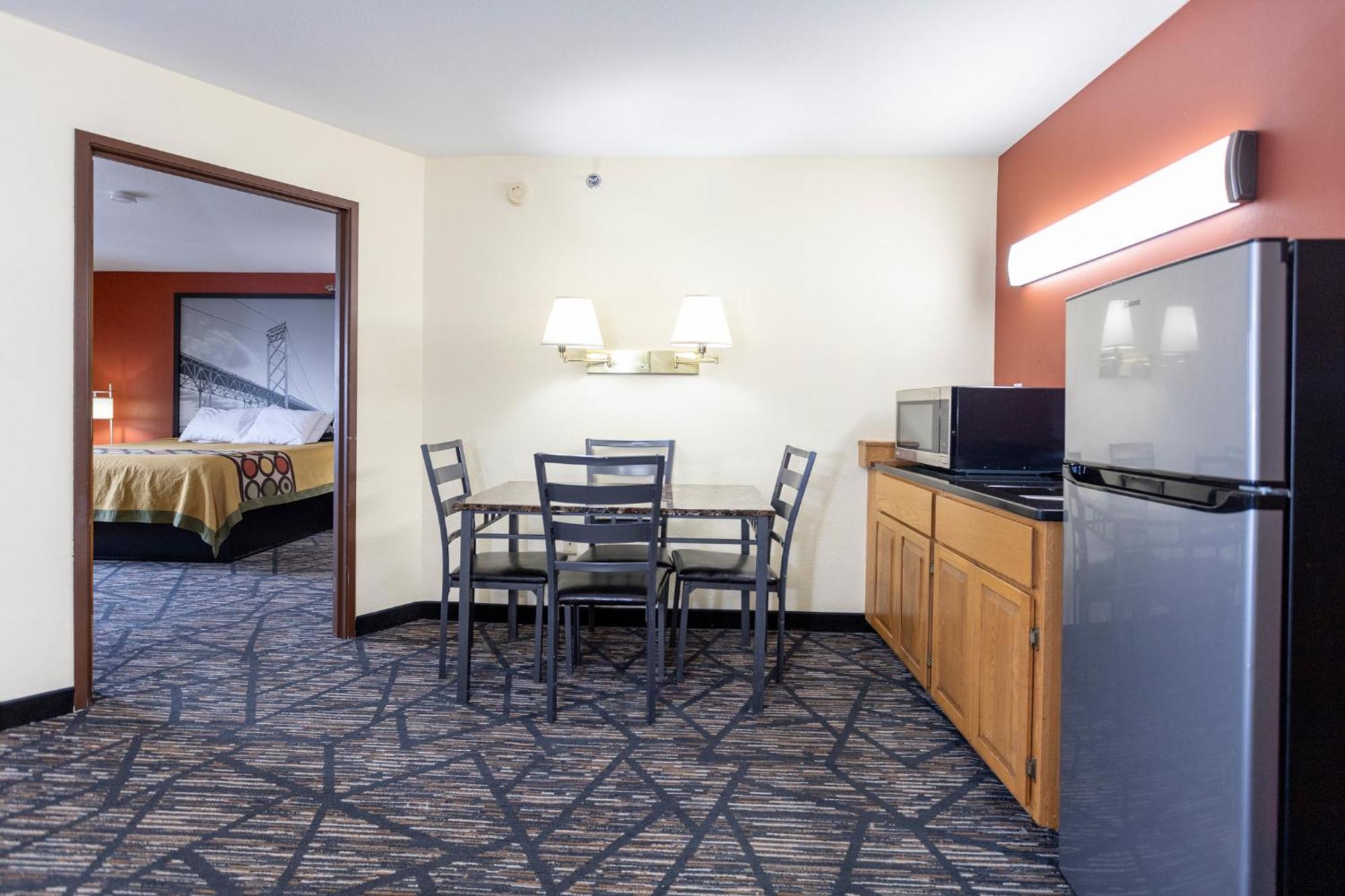 Super 8 By Wyndham Big Rapids Exterior foto
