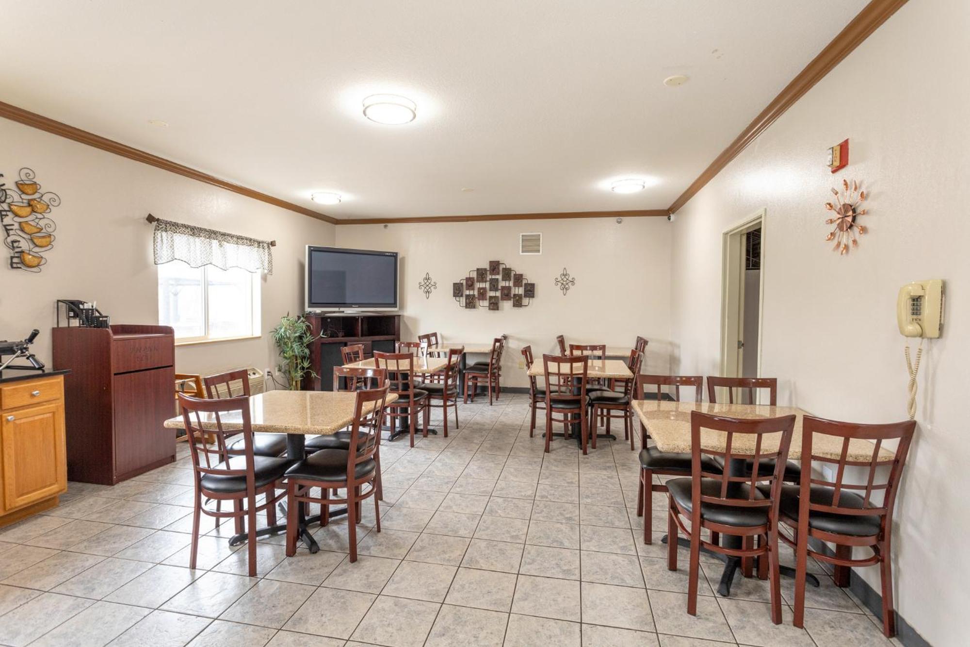 Super 8 By Wyndham Big Rapids Exterior foto